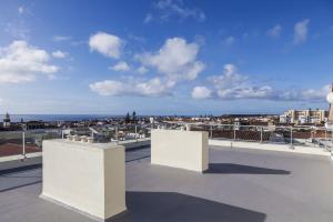 蓬塔德尔加达Hotel Sete Cidades的从建筑物屋顶上可欣赏到风景