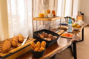 达喀尔Hotel L'Adresse Dakar的包括面包和糕点的早餐桌