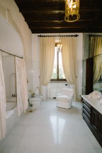 拉迪斯波利拉波斯塔维奇亚酒店的浴室设有2个卫生间、2个水槽和1个浴缸。