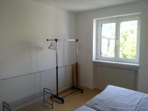 费尔德基希Appartement Feldkirch的一间设有床、灯和窗户的房间