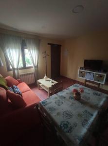 Apartamentos El Bosquexu的休息区