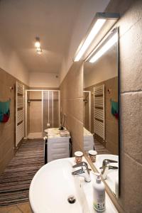 梅扎诺Casa Vanna的一间带水槽和镜子的浴室