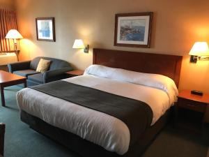 鲍威尔里弗海滩花园海滨度假酒店的酒店客房设有一张大床和一张沙发。