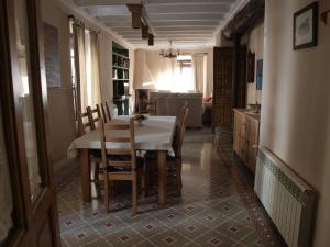 拜纳CASA REHABILITADA SIGLO XVIII的厨房以及带桌椅的用餐室。