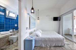 阿尔巴塔克斯阿尔巴塔克斯公园塔利斯度假村的一间卧室配有一张床,浴室设有水槽