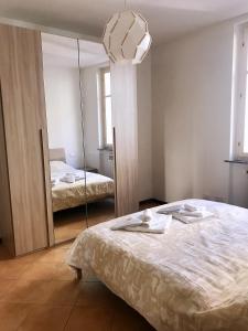 塞拉瓦莱·斯克里维亚“Coccole nel borgo” 2min to outlet的一间带大镜子和床的卧室