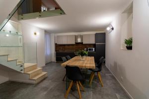 卡塔尼亚Dadà House的用餐室以及带木桌和椅子的厨房