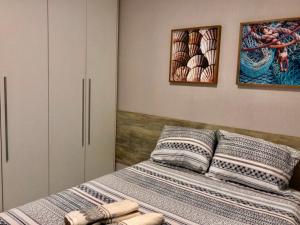 马塞约Mar e Sol da Pajuçara的一间卧室配有带2个枕头的床