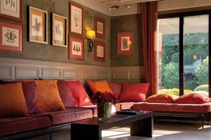 卡尔卡松Hôtel du Château & Spa - Teritoria的客厅配有红色的沙发和桌子