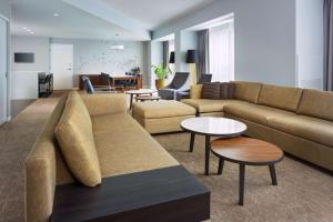 伯林格姆旧金山机场凯悦酒店的客厅配有沙发和桌子
