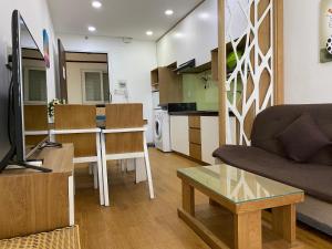 芽庄金海公寓的客厅配有沙发和桌子