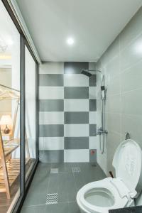 顺化Soleil House的一间带卫生间和条纹墙的浴室
