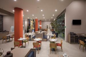 Holiday Inn & Suites - Aguascalientes, an IHG Hotel餐厅或其他用餐的地方