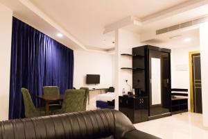 马斯喀特Parkside Plaza Muscat的客厅配有沙发和桌子。