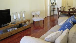 布宜诺斯艾利斯Fabulous and Quiet Apartment+Balcony in Barrio Norte. Your easy access to Buenos Aires!的客厅配有2张沙发和1台平面电视