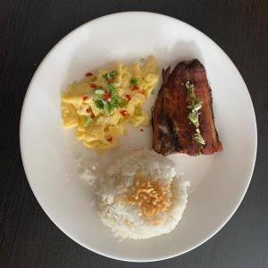 TabuelanCebu R Resort Tabuelan的米饭和肉的白盘食物
