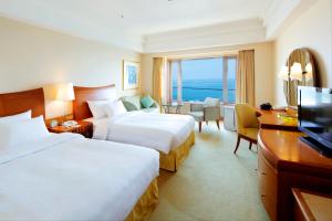 小樽小樽君乐酒店的酒店客房设有两张床和电视。