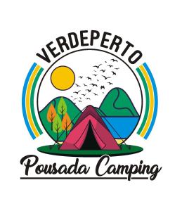 瓜拉派瑞VERDEPERTO Camping Clube的露营地标志,帐篷和鸟