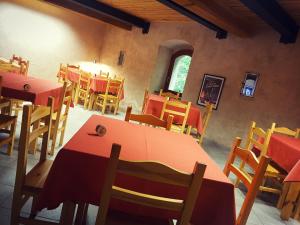 阿纳德Forte di Machaby的一间带桌椅的用餐室和窗户。