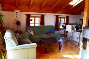 WarngauSaliterhof的客厅配有沙发和桌子