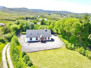 莱特弗拉克Red Deer Cottage near Connemara National Park in Letterfrack的乡村白色房屋的空中景致