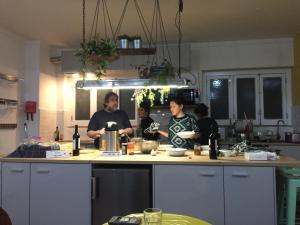 里斯本Draft Hostel & Rooms的一群人在厨房准备食物