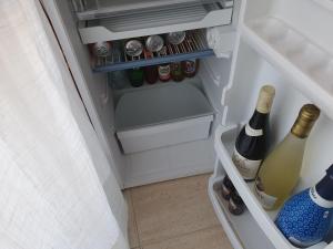 Esteponagcprestige的装满瓶装葡萄酒的开放式冰箱