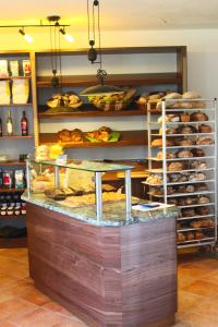 WarngauSaliterhof的面包店,面包柜台,提供面包和糕点