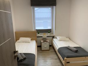 斯卡日斯科-卡缅纳Pokoje ANTRACYT的小型客房 - 带2张床和窗户