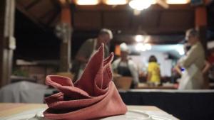 大城帕鲁多哈Spa度假酒店的红色餐巾,坐在桌子上盘子上