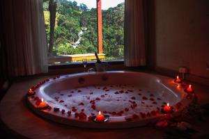 贡萨尔维斯艾斯贝洛达瓜旅馆的窗户客房内的浴缸里装满蜡烛