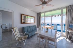 阿瓜杜尔塞Expoholidays - Apartamento Crucero的客厅配有蓝色的沙发和桌子
