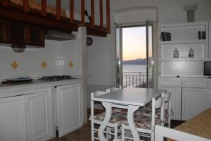 斯佩隆加弗洛林匝公寓的一个带桌子并享有海景的厨房