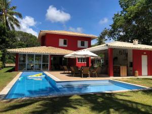 科斯塔萨乌佩Casa Complexo Costa do Sauípe的房屋前有游泳池的房子