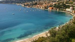 滨海自由城Modern House in the center of Villefranche sur Mer的享有海滩的空中景色,在水中划船