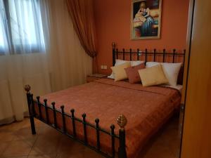 斯卡拉伯塔麦斯Althea的一间卧室配有一张带橙色墙壁的大床