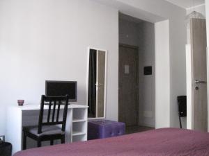 巴勒莫阿玛瑞58号住宿加早餐旅馆的一间卧室配有一张床、一张桌子和一把椅子