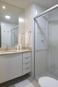 贝伦#2 Sofisticado Estúdio na Boaventura da Silva的带淋浴和盥洗盆的白色浴室