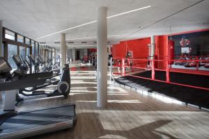 奥博奥多夫费里格塔茨沃姆酒店的健身房设有数台跑步机和拳击