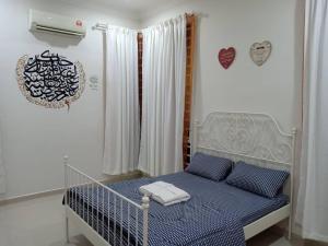 Ajmal Homestay @ Kota Bharu客房内的一张或多张床位