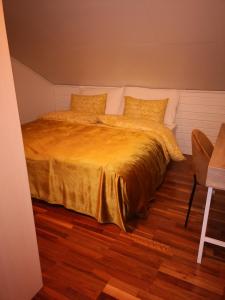 凯于图凯努Goldin的一间卧室配有一张黄色毯子床