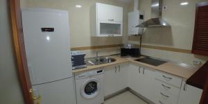 科斯塔巴伦娜Apartamento Vista Azul的厨房配有水槽和洗衣机