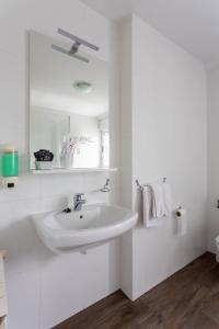 O Mesón Do Vento Hotel Canaima Bruma 1,5 k Camino的白色的浴室设有水槽和镜子