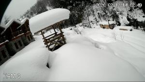 Arhavi梅楚娜科纳拉里假日公园的雪地里堆满了鸟食的院子