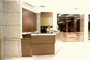科威特Relax Inn Furnished Apartments Hawally的一个带木制橱柜和台面的大厨房