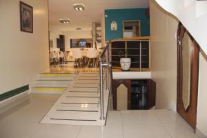布宜诺斯艾利斯阿尔皮诺酒店的走廊设有楼梯,用餐室设有桌子