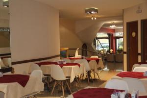 布宜诺斯艾利斯阿尔皮诺酒店的一间带桌子和白色椅子的餐厅以及楼梯