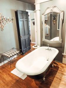 沃思堡Park Place的浴室配有白色浴缸和镜子