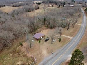 MarshallAmish made cedar cabin with a loft on a buffalo farm close to the Buffalo River的道路一侧小房子的空中景观