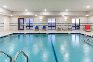 KearneyHoliday Inn Express & Suites Kearney, an IHG Hotel的蓝色的游泳池,位于酒店客房内